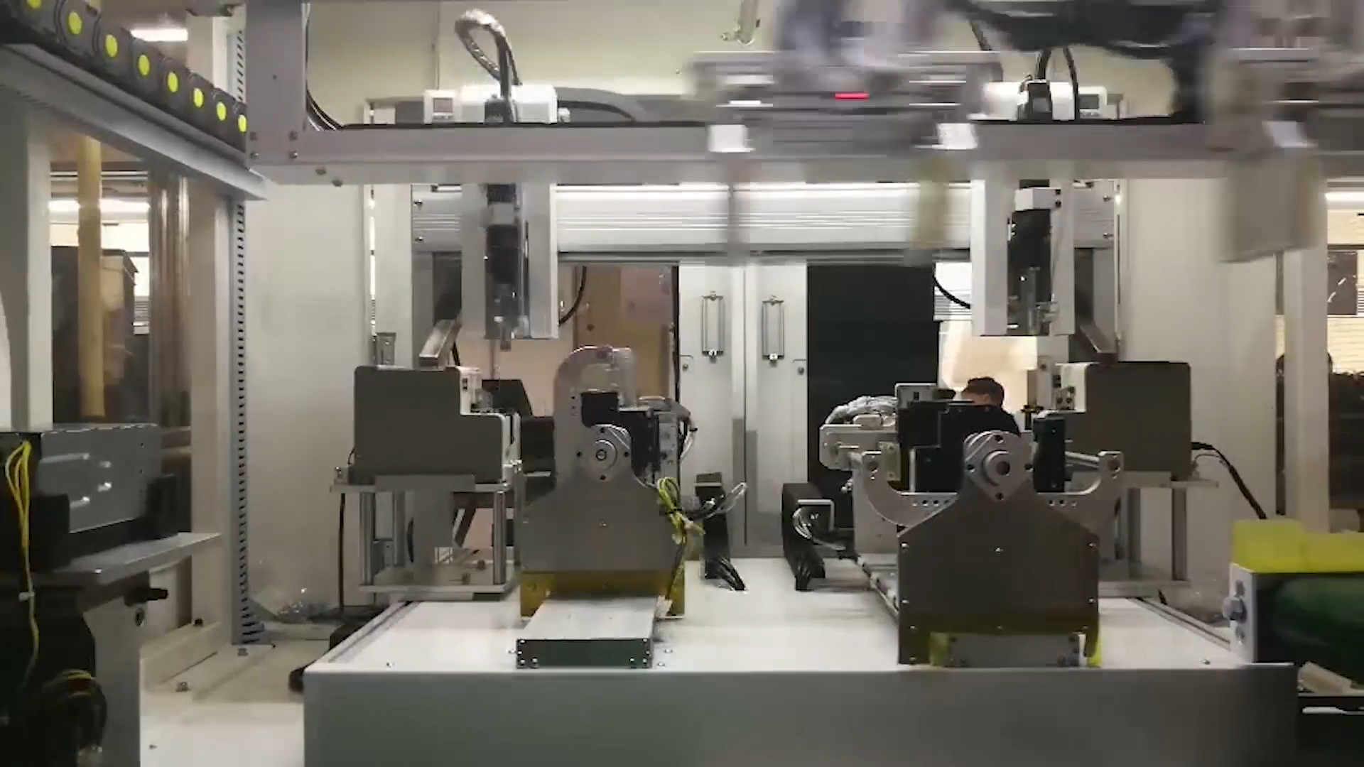 在線式自動鎖螺絲機.jpg 在線式自動鎖螺絲機.jpg