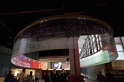 倫敦博物館這面LED顯示墻采用了透明模克隆管,內(nèi)裝有線性LED單元,保護(hù)顯示墻免受外界的影響